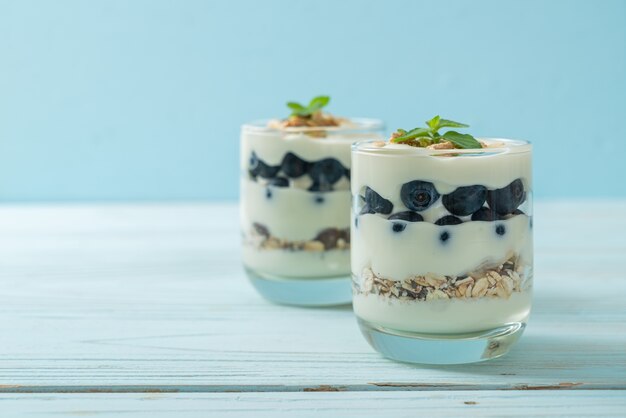 Frische Blaubeeren und Joghurt mit Müsli