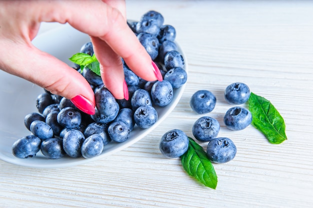 Frische Bluberries vom lokalen Markt auf weißem Hintergrund.