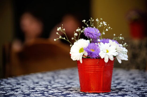 Frische Blumen in einem Eimer in einem Restaurant auf der Straße