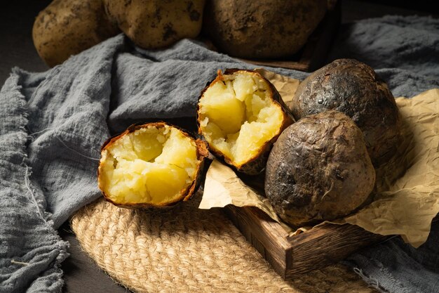 Frische Bratkartoffeln auf dunklem Hintergrund