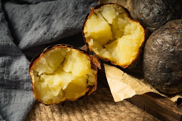 Frische Bratkartoffeln auf dunklem Hintergrund