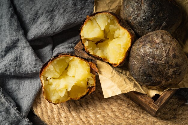 Frische Bratkartoffeln auf dunklem Hintergrund