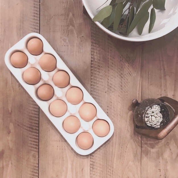 Frische braune Eier in Keramikkarton