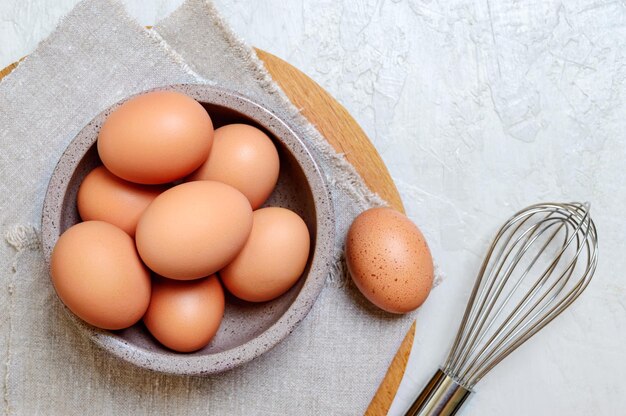 Frische braune Hühnereier in einer Schüssel Draufsicht Das Konzept des Frühstücks, das umweltfreundliche Produkte auf dem Bauernhof backt