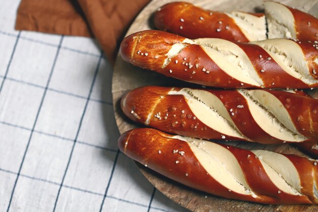 Frische Brezeln auf einem Holztablett Gerade flache Brezeln