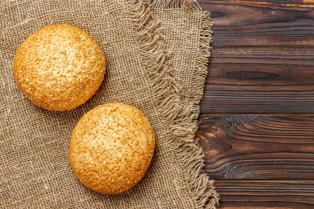 Frische Brötchen auf Holztisch. Draufsicht mit Platz für Ihren Text