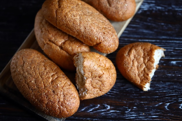 Frische Brötchen mit Kleie auf einer Holzoberfläche Vollkornbrot