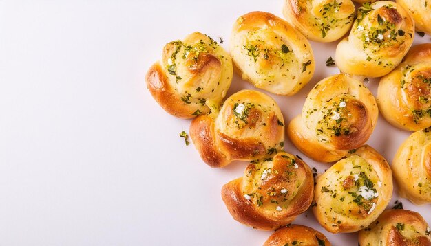 Frische Brötchen mit Knoblauch und Kräutern auf weißem Tisch Geschmackvolles Essen Hausgemachte Bäckerei Gebäck Top-View