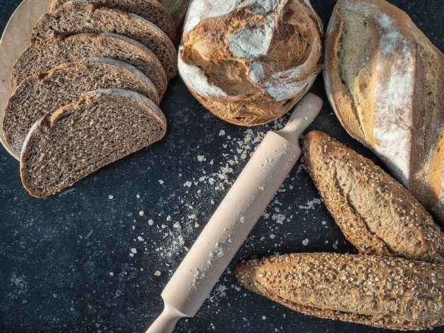 Frische Brötchen Vollkornbrot und Brot geschnitten und bemehlt