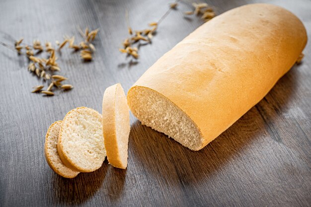 Frische Brotbäckerei auf Holztisch