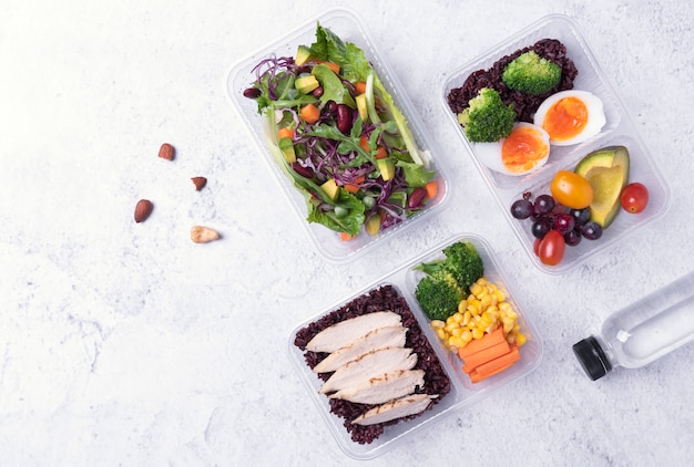 Frische Brotdose der gesunden Diät mit Gemüsesalat auf Tabelle