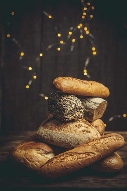 Foto frische brote mit weizen und gluten auf einem holztisch