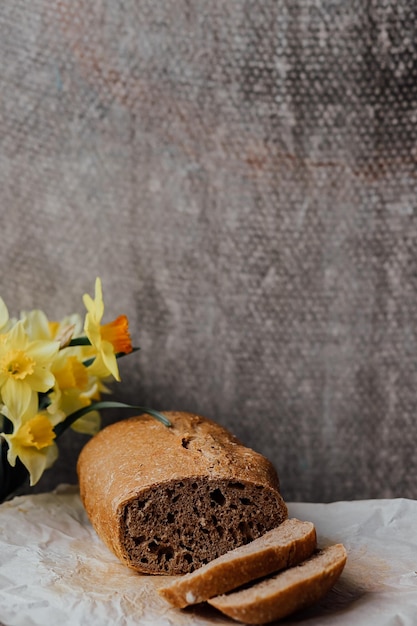 Frische Brote mit Weizen und Gluten auf einem Holztisch