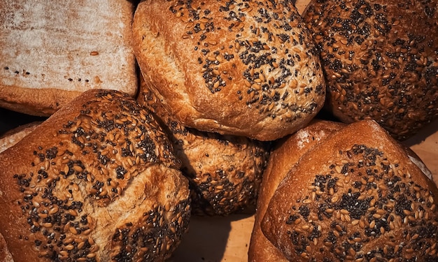 Frische Brote und Brötchen in rustikalen Backwaren auf rustikalem Hintergrund und ländlichem Lebensmittelmarkt