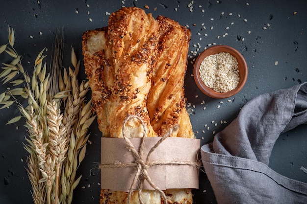 Frische Brotstangen mit Sesamsamen gebacken