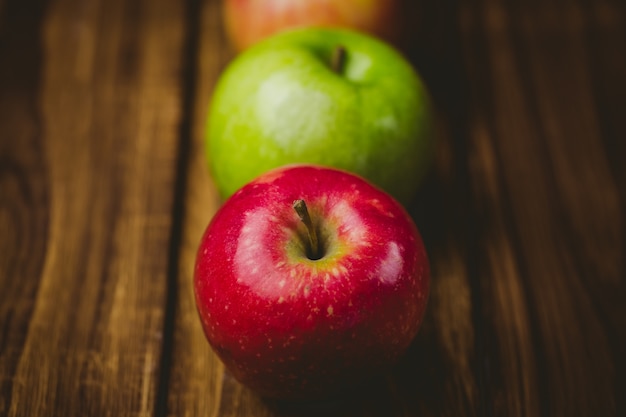 Frische bunte Äpfel