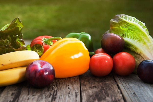 Frische bunte Gemüsebestandteile FO-strengen Vegetariers und gesundes cookingsalad, die auf rustikaler, Draufsicht machen ,. copyspace.