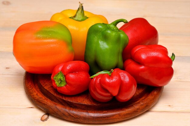 Frische bunte Paprika auf Holzbrett