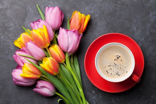 Frische bunte Tulpenblumen und Kaffee