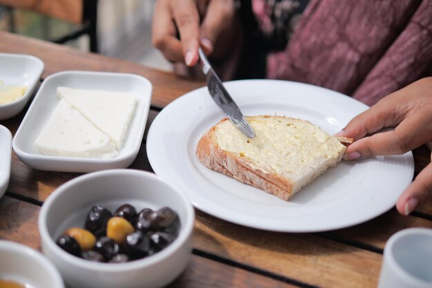 frische Butter, die auf ein Brot verteilt wird