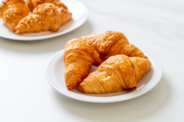 frische Buttercroissants auf Teller