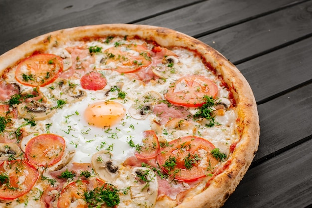 Frische Carbonara-Pizza mit Rührei auf Holzhintergrund