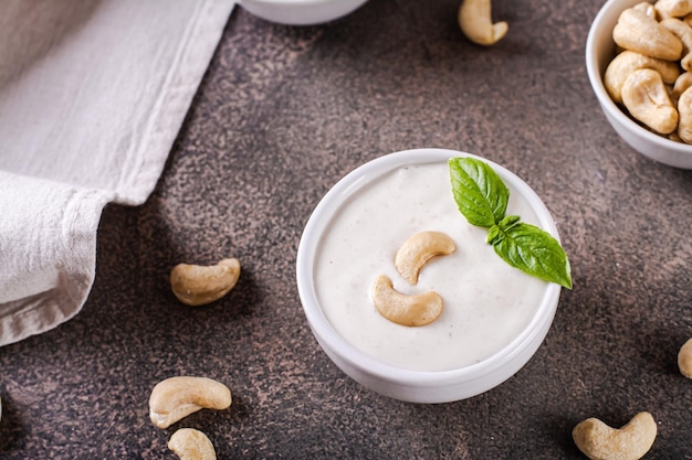 Frische Cashew-Sauce mit Basilikum in einer Schüssel für eine vegetarische Ernährung