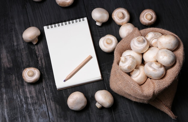 Frische Champignons im Sack