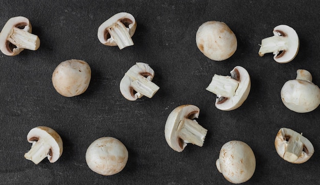 Frische Champignons isoliert auf dunklem Hintergrund