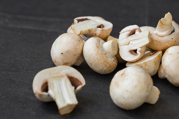 Frische Champignons isoliert auf dunklem Hintergrund