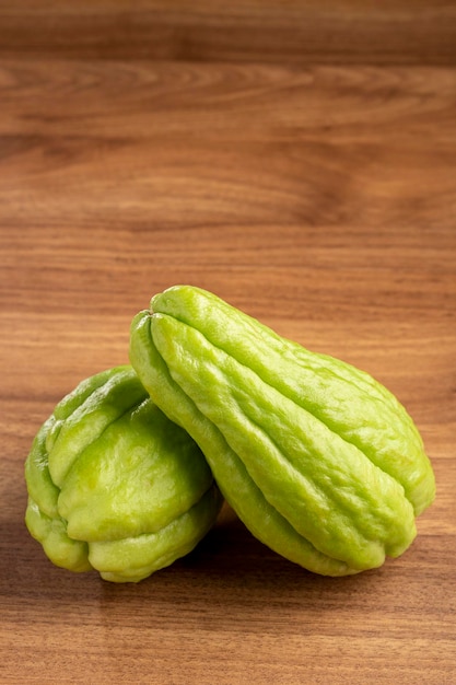 Frische Chayote-Früchte auf dem Tisch