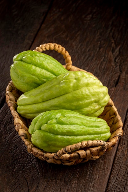 Frische Chayote-Früchte auf dem Tisch