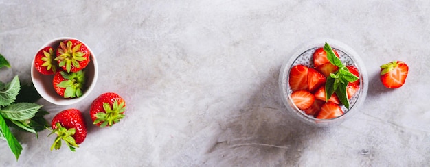 Frische Chiasamen mit milchfrischen Erdbeeren und Minze in einem Glas-Webbanner mit Draufsicht