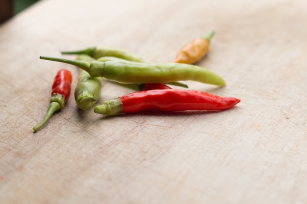 Frische Chilischoten auf Holzbrett schneiden