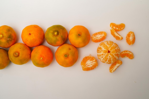 Frische Clementinenfrucht isoliert auf weißem Hintergrund