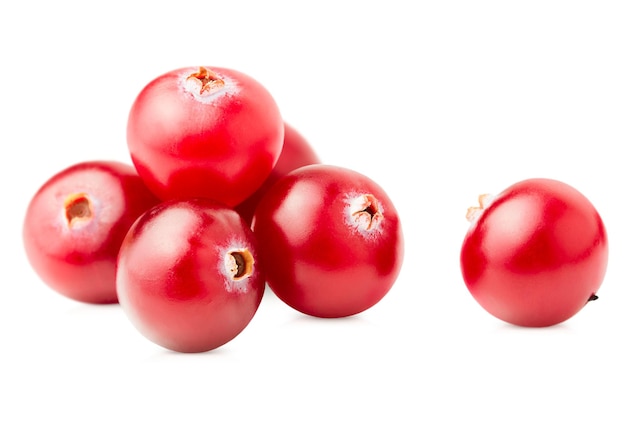 Frische Cranberries auf einem weißen isolierten Hintergrund Nahaufnahme