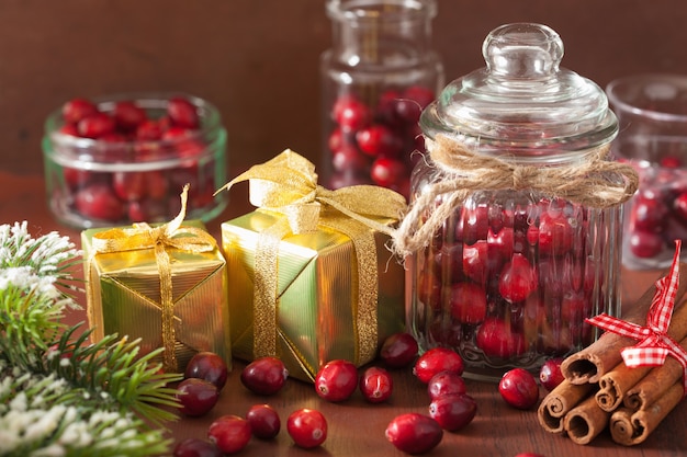 Frische Cranberry in Gläsern, Winterdekoration und Geschenken