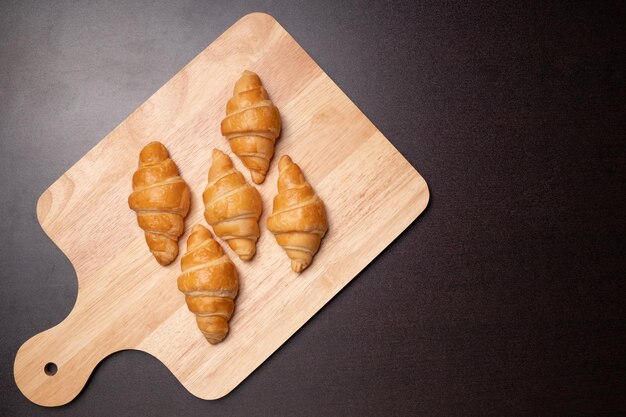 Frische Croissants auf einem Holzbrett. Frisch gebacken mit Kopie space.top View Croissant.