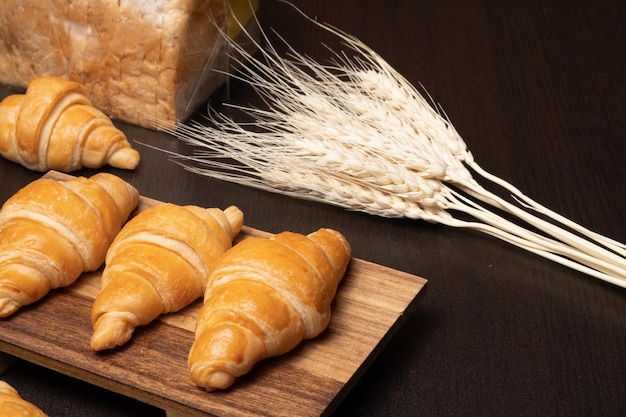 Frische Croissants auf einem Holzbrett Morgens frisch gebacken