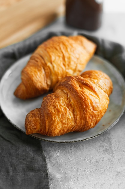 Frische Croissants auf einem Teller