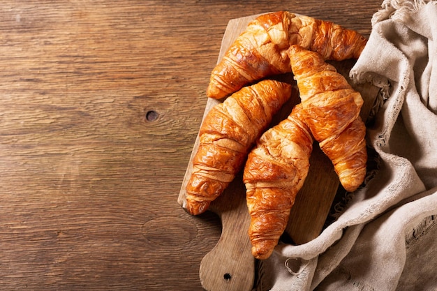 Frische Croissants auf Holzbrett