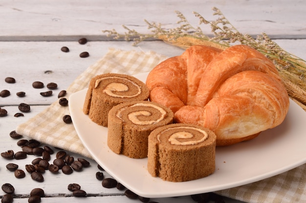 Frische Croissants auf rustikalem hölzernem Hintergrund