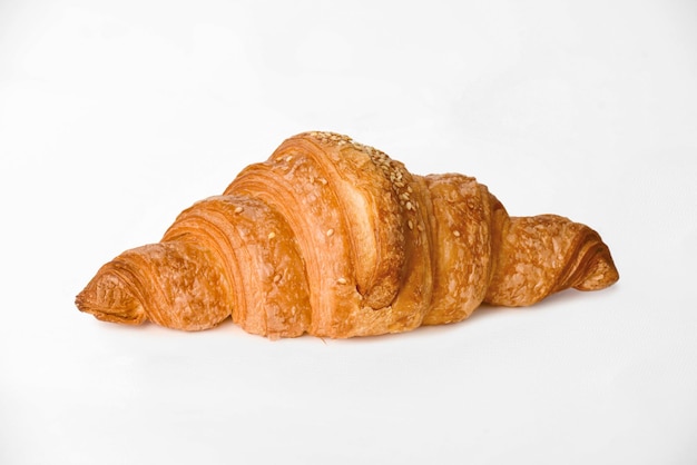 Frische Croissants auf weißer Oberfläche