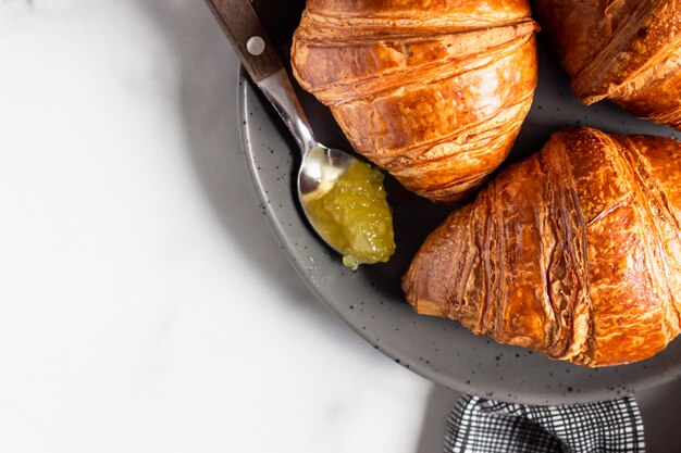 Frische Croissants Frisch gebackene französische Croissants mit Marmelade