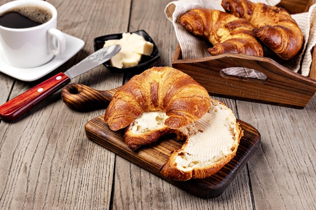 Frische Croissants mit Butter