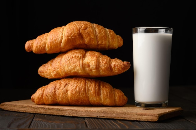 Frische Croissants mit Milch