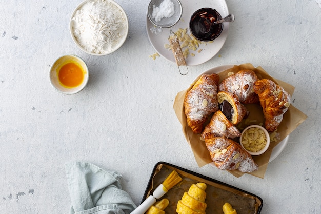 Frische Croissants mit Schokolade