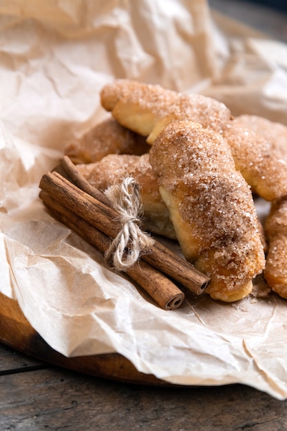 Frische Croissants mit Zimt auf zerknittertem Papier