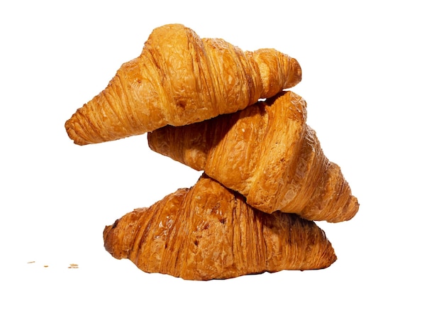 Frische Croissants stapeln französische Bäckereizusammensetzung lokalisiert auf weißem Hintergrund