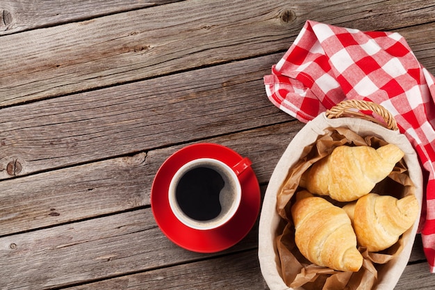 Frische Croissants und Kaffee